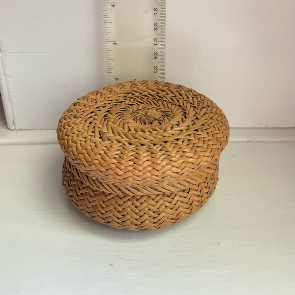 Vintage Tarahumara Miniature Basket with Lid - Hand Woven Pine Needles - Picture 7 of 8